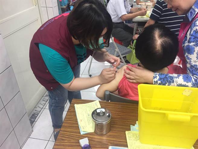 新北市政府推出「长者暑期疫苗接种专案」，呼吁长者踊跃接种疫苗，及早获得保护力。（新北市卫生局提供）