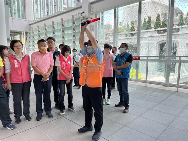 台中捷運事故發生後，中捷提出險阻手勢標準化、列車停靠月台尚未出發暫停發車方式等9項精進措施，圖為保全員做出險阻手勢。（林欣儀攝）