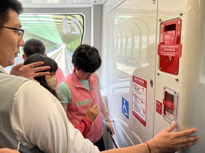 台中市議會交通地政委員會19日考察台中捷運，了解列車內緊急按鈕及緊急應變說明。（林欣儀攝）