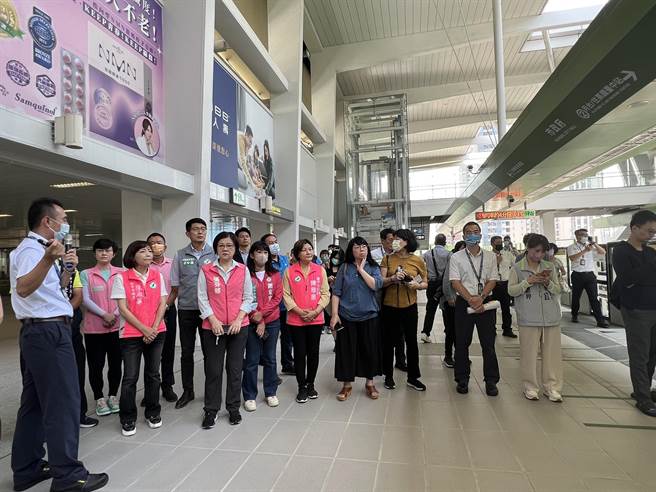 台中市議會交通地政委員會19日考察台中捷運，了解事故發生後中捷的精進措施與設備優化方案是否落實。（林欣儀攝）