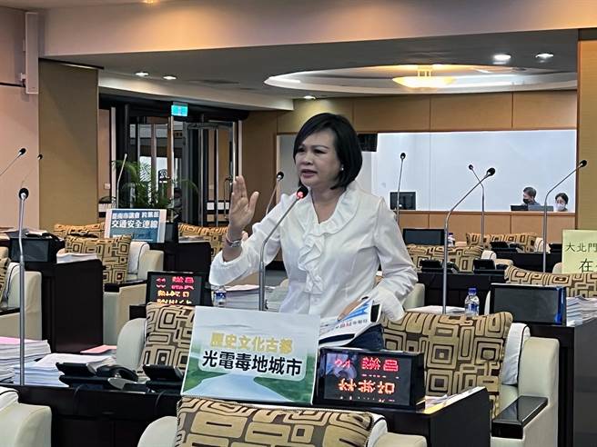 台南市議員林燕祝總質詢爆料指出，台南列管的非法掩埋場162場，已移送45件，清除費高達52億元，卻求償無門之際。（洪榮志攝）