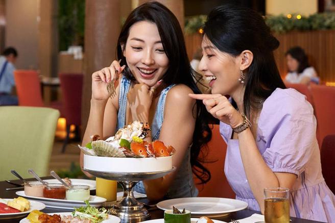 台北福華大飯店推出1,099元彩虹座通用自助餐券買十贈一，豪華海陸自助美饌大匯集。（圖／台北福華大飯店提供）