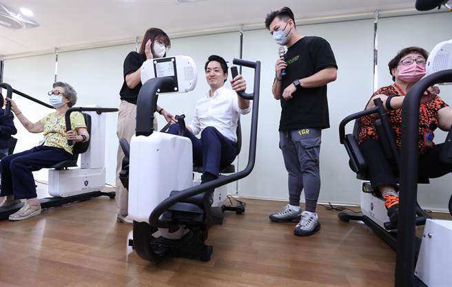 台北市长蒋万安（右3），19日出席广慈B标信义老人服务暨日间照顾中心开幕，现场示范各项设施。（陈俊吉摄）