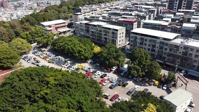 幸福国中是桃园少数没有操场的学校，内政部通过都计变更，市府将于校舍东侧保护区土地兴建操场及地下停车场。（牛煦庭提供／蔡依珍桃园传真）