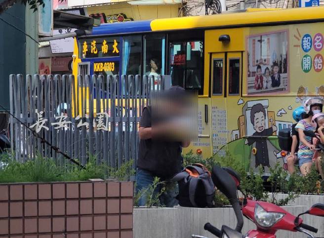 吕女在北投路边吸食强力胶，眼神涣散、露出诡异笑。（游定刚拍摄）