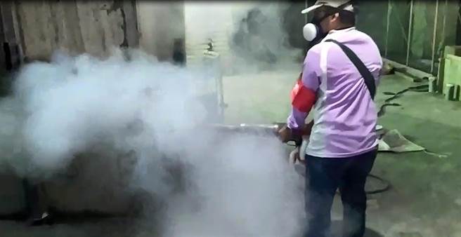 台南市登革熱防治中心持續針對疫情熱區噴藥殺蚊。（登革熱防治中心提供／洪榮志台南傳真）
