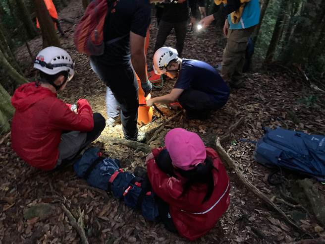 50岁妇女18日晚间返程途中，疑似因为踩空导致左脚脱臼变形。（民眾提供／李京升苗栗传真）