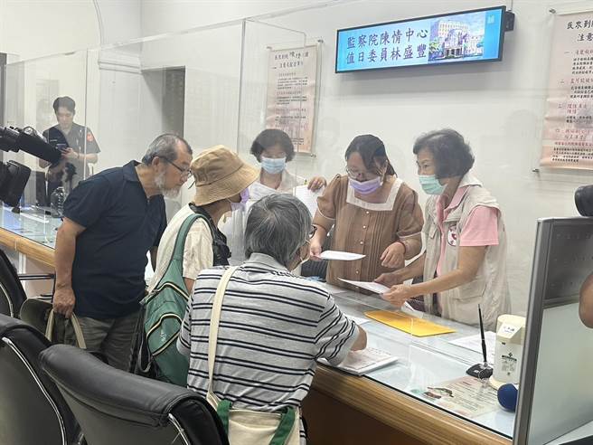 文史工作者陈应宗、陈健一19日赴监察院陈情，告发前台北市长、民眾党总统参选人柯文哲。（陈悦记祖宅文史工作者提供）