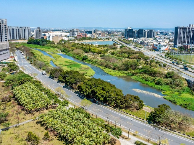 漫步在老街溪綠帶，輕攬高綠覆、高活氧的宜居生活。(圖/業者提供)