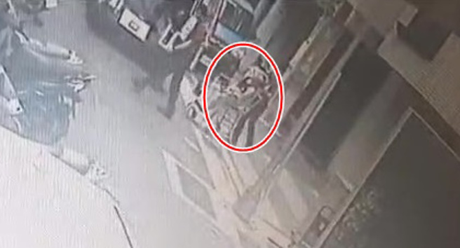 救护人员以「新型救护担架」进出电梯，顺利将黄子佼送下楼，随即将他送往台北长庚医院。（翻摄画面）