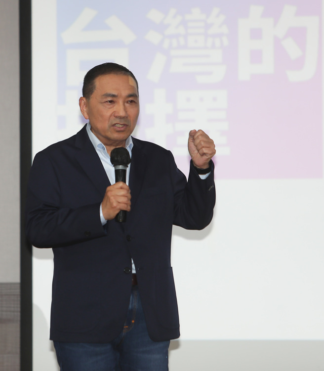 国民党总统参选人侯友宜19日出席校园总统马拉松，与台大学生对谈，并发表他的治国理念与政见。（季志翔摄）