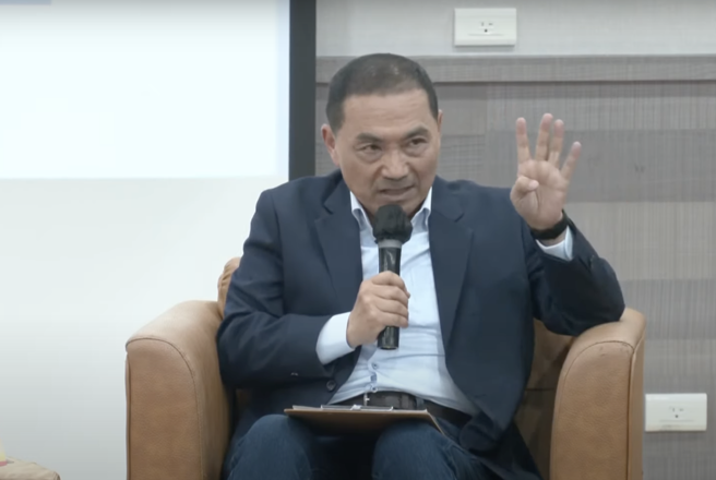 国民党总统参选人、新北市长侯友宜今（19）日晚间19时30分在台大进行演讲，在演讲当中有同学对侯友宜提出美、中、台三方关系的外交政策，而侯友宜则拿出「四个坚持」回应。（截自中时新闻网直播）