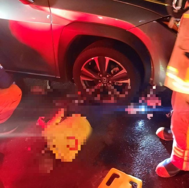 消防人員以千斤頂協助林男脫困。（消防局提供）