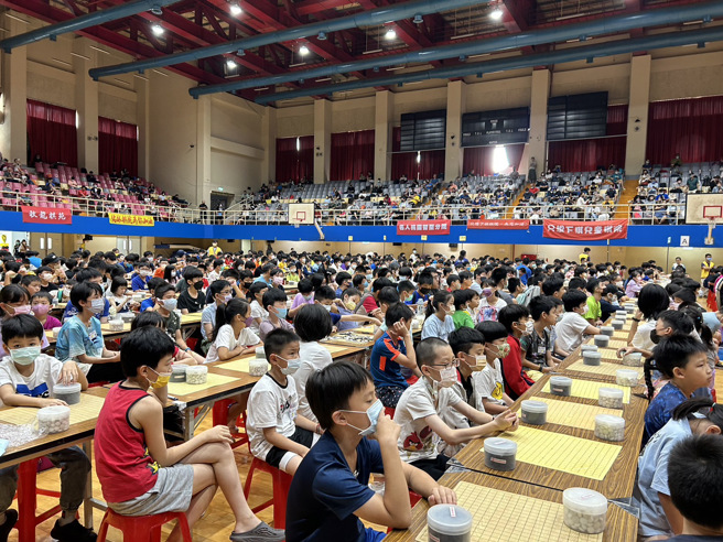 新北市紅面棋王盃全國圍棋公開賽現場近800人參加。（大會提供）