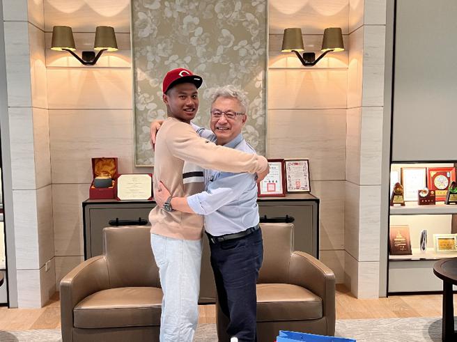 林盛恩赴美前夕拜访长兴表达谢意。（图／长兴提供）