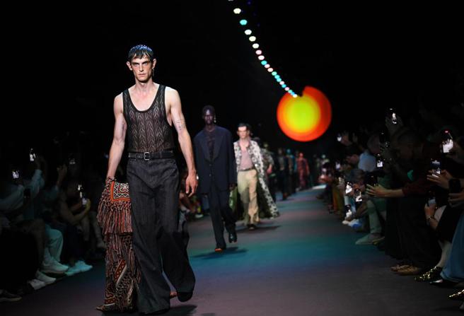 Etro 以其在西西里岛旧书店发现的《里帕图像手册》为灵感，推出2024春夏男装系列。（新华社）  