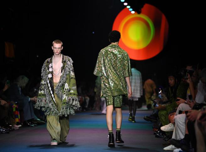 Etro 以其在西西里岛旧书店发现的《里帕图像手册》为灵感，推出2024春夏男装系列。（新华社）  