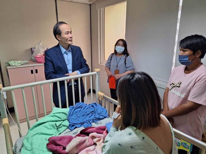 教育局长刘仲成赶赴医院关心。（市府提供／蔡依珍桃园传真）