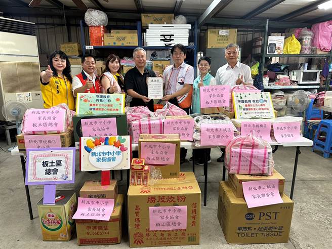 新北市中小学家长协会和板土区总会、板桥中小学家长协会、土城区家长联合会等 一起募集物资爱心包送给基督教台湾信义会救恩堂小卫星。（新北市社会局提供）