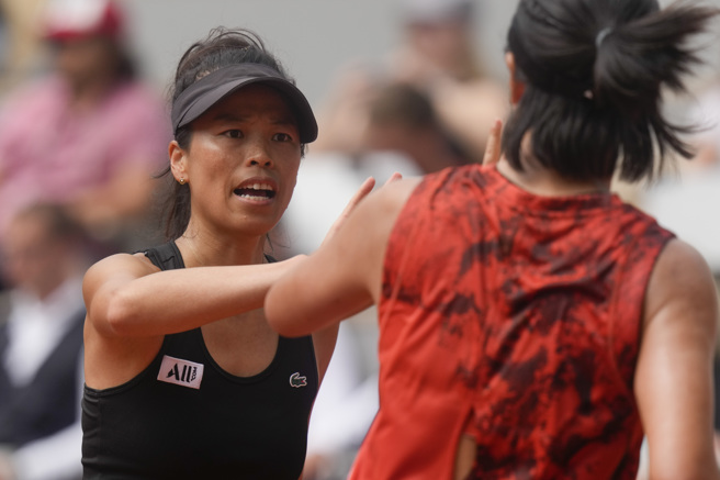 謝淑薇（左）在英國伯明罕女網賽雙打首輪獲勝。（美聯社資料照）