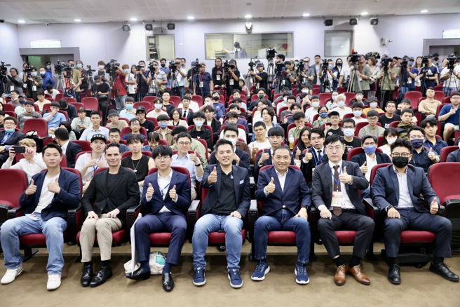 新北市长侯友宜19日晚间在台大演讲。（侯友宜竞选办公室提供）