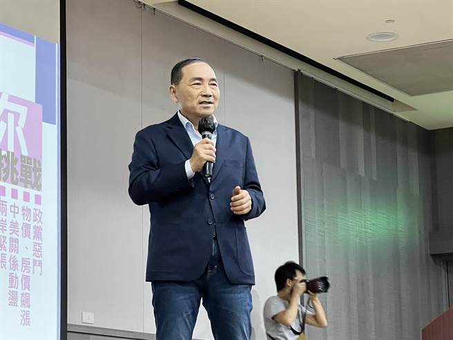 侯友宜表示，現在比賽才剛開始，還在熱身，自己只要設定目標，就會堅持到最後，絕不放棄，「打死不退」。（李奇叡攝）