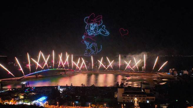 無人機升空排列迪士尼主題圖案和花火秀。（澎湖縣政府提供／許逸民澎湖傳真）