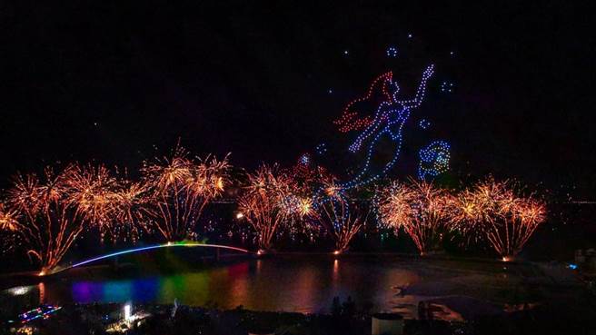 經典的迪士尼主題無人機和花火秀。（澎湖縣政府提供／許逸民澎湖傳真）
