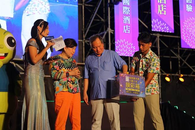 澎湖福朋喜來登副董張翔閎伉儷抽出萬元住宿券。（澎湖縣政府提供／許逸民澎湖傳真）