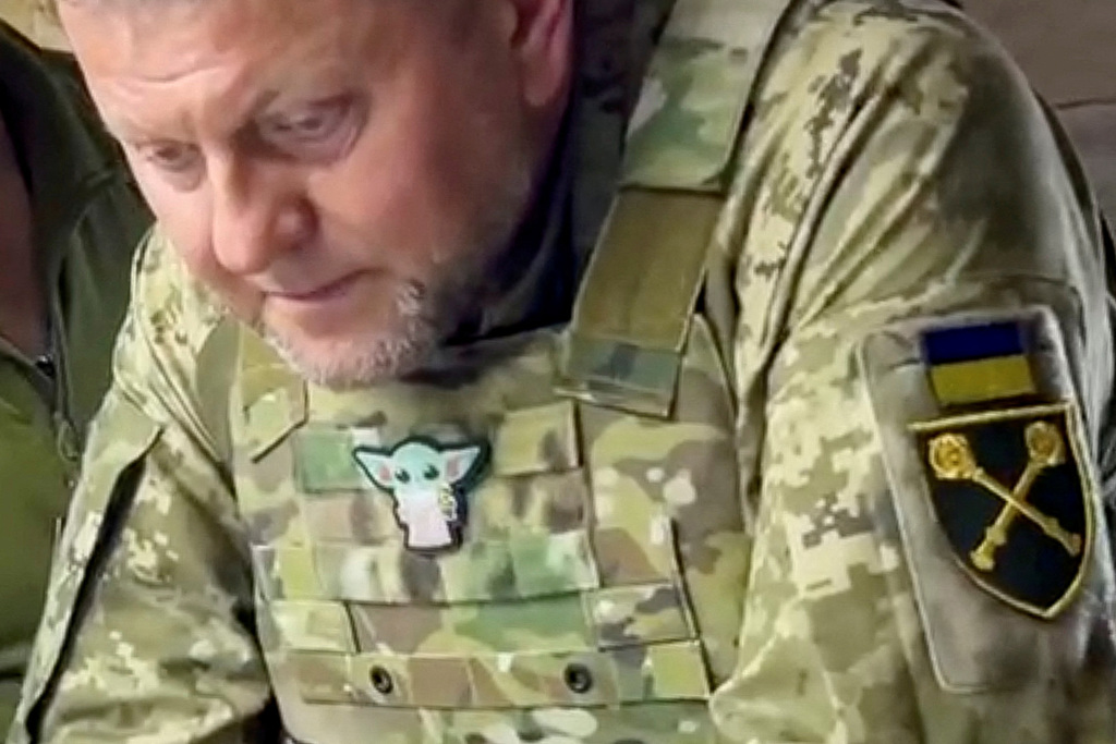 烏克蘭武裝部隊總司令扎盧茲尼親訪烏軍大反攻作戰前線，胸口佩掛「尤達寶寶」徽章。（路透社）