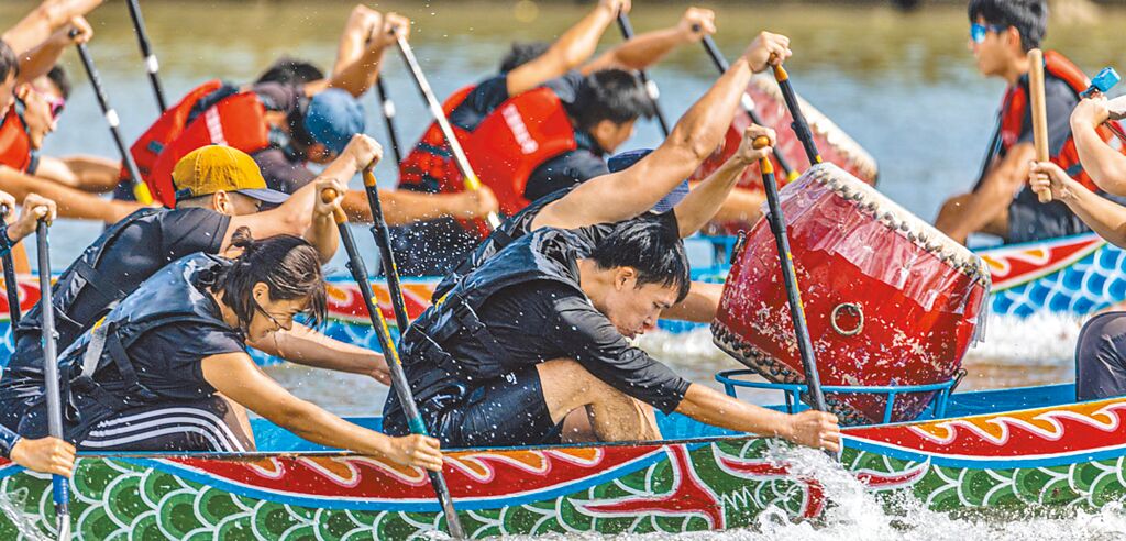 SOGO忠孝館端午體驗龍舟文化，9米長傳統龍舟划進百貨。（SOGO提供）