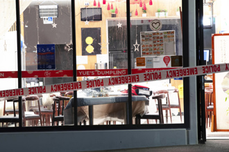 目標是華人？紐西蘭男子持斧頭闖中餐廳「無差別砍殺」釀4傷