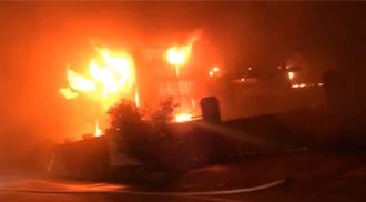 桃園觀音鐵皮工廠深夜大火  灌救1小時「機械器材全毀」