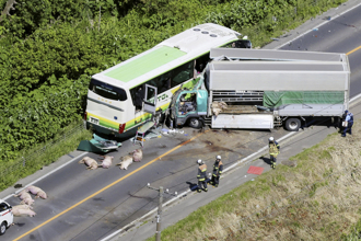 北海道「載豬貨車」對撞巴士釀5死 3罹難乘客都坐駕駛正後方