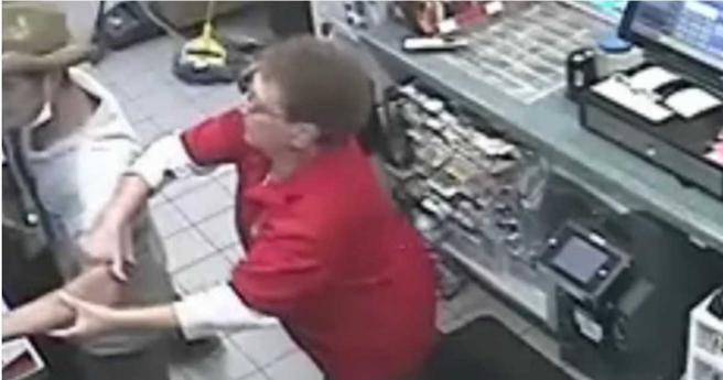 美国超商阿嬷员工则因「反射性动作」试图阻止小偷，被店家开除。（图／翻摄自 FOX31 Denver）