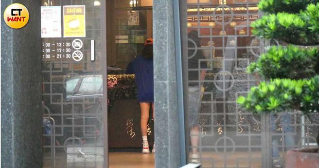 本刊在中医诊所巧遇正要看诊的张若凡。（图／本刊摄影组）