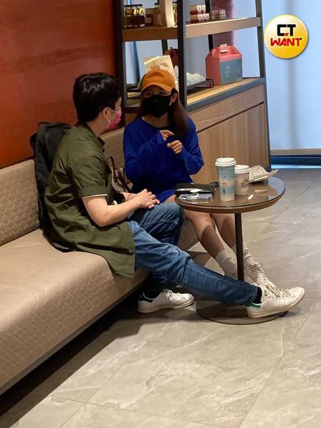 张若凡在候诊时与男性友人聊天，脸色不算好但还满有精神。（图／本刊娱乐组）