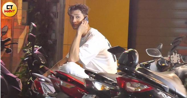 5月26日晚間本刊巧遇夏浦洋兩度坐在路邊機車上講手機，表情看來既無奈、又無助。（圖／本刊攝影組）