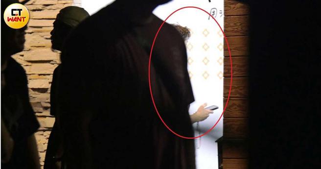 講完電話夏浦洋趕回火鍋店繼續聚餐。（圖／本刊攝影組）