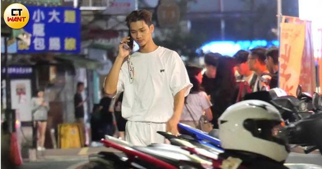 夏浦洋二度走出餐廳繼續講電話。（圖／本刊攝影組）