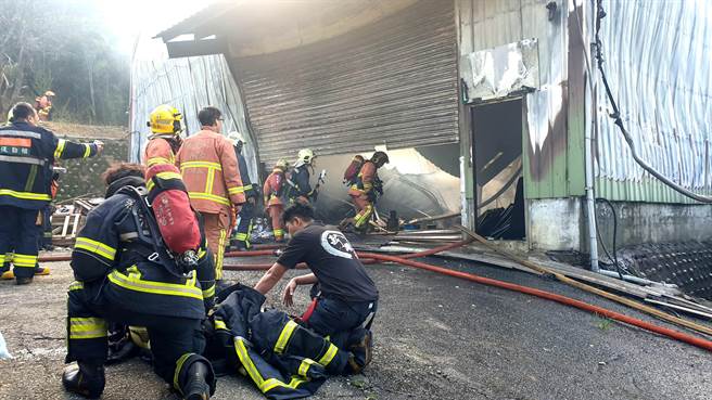 新北市五股山区一间不锈钢厨具加工厂发生大火，消防队抵达后半小时控制扑灭火势。（黄世麒摄）