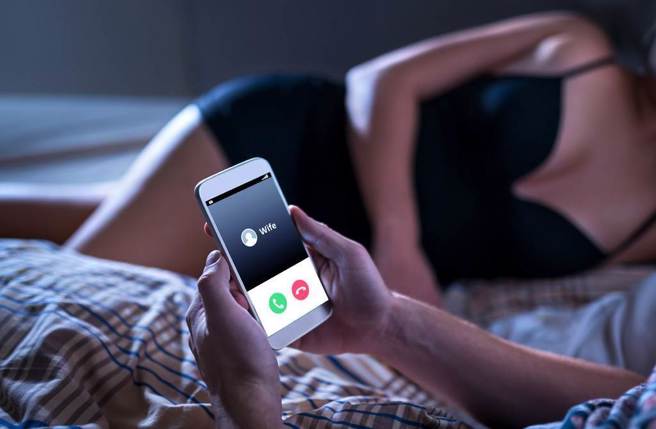 三寶爸外遇「我要你帶領我高潮！」，竹科妻崩潰，判賠金額出爐。（示意圖／Shutterstock）