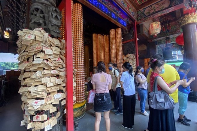 每到考季，考生们都会前往文昌庙参拜，祈求神明保佑。(图/利百代提供)