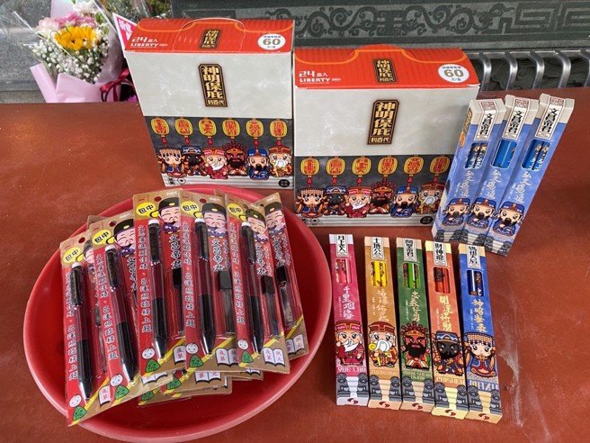 臺湾知名文具商推出神明保庇铅笔组，祝福考生金榜题名。(图/利百代提供)