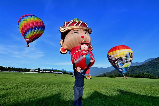 全新Q版媽祖造型球今天在鹿野高台首次亮相。（蔡旻妤攝）