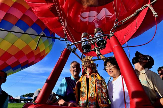 全新Q版媽祖造型球今天在鹿野高台首次亮相。（蔡旻妤攝）