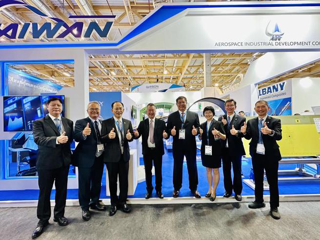 （巴黎航展19日登场，汉翔董事长胡开宏(左四)及汉翔总经理马万钧(右四)亲自率团参展，并与公司主管在自家摊位前合影留念。图／汉翔提供）