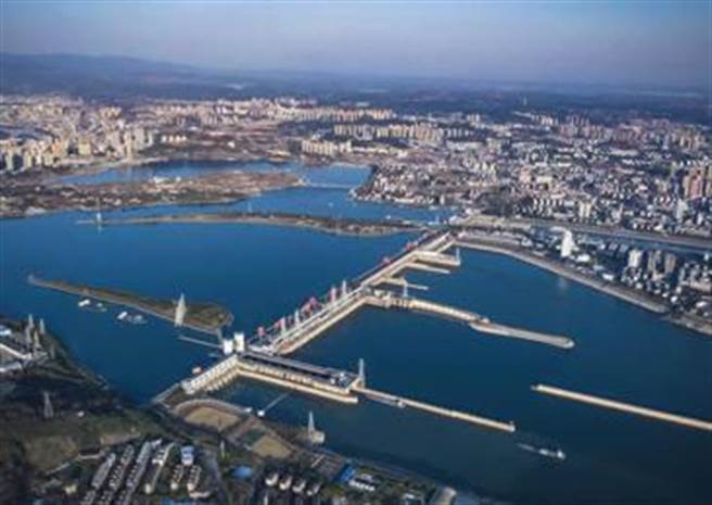 换装大陆国产葛洲坝-上海超高压直流输电改造工程投运。（大陆央视）