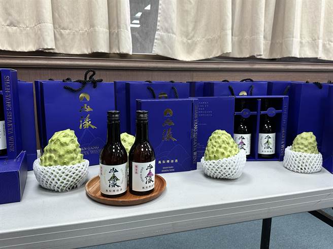 大陸國台辦今天宣布自6月20日起恢復輸入台灣釋迦，台東縣長饒慶鈴與台東縣府近年為推銷釋迦奔走國內外不遺餘力。鳳梨釋迦及相關產品示意圖。（蔡旻妤攝）