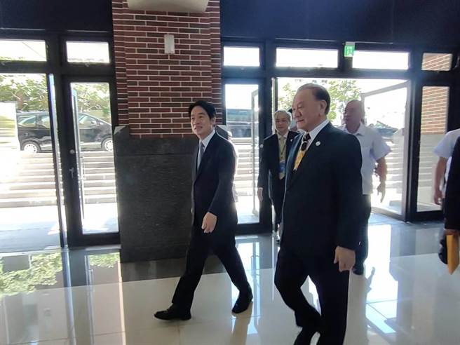 副總統賴清德20日南下台中至朝陽科技大學為暑期志工隊授旗，針對媒體提問民調回歸第一及高雄爆出違規用藥風波，賴清德皆微笑帶過，不做回應。（潘虹恩攝）